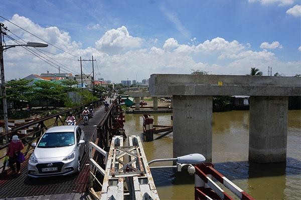 Cầu Long Kiểng, huyện Nhà Bè xây xong trụ cầu thì tạm dừng vì không có mặt bằng