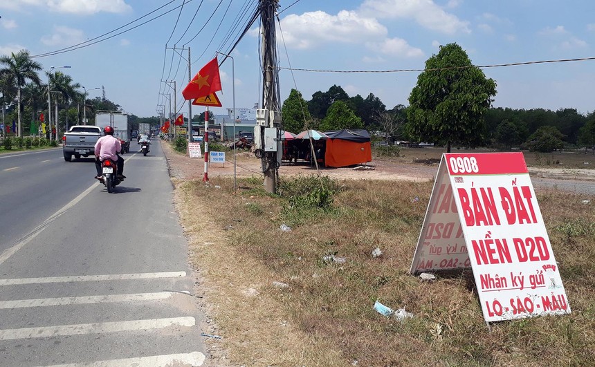 Quảng cáo rao bán đất nền tại huyện Long Thành. Ảnh: Việt Dũng
