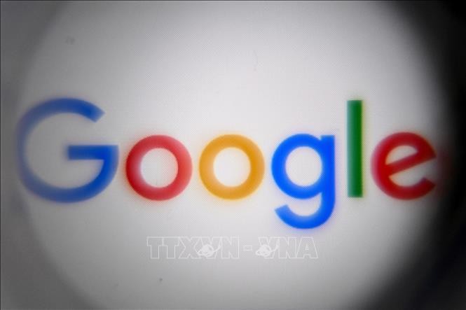 Biểu tượng Google trên màn hình điện thoại thông minh. Ảnh: AFP/TTXVN