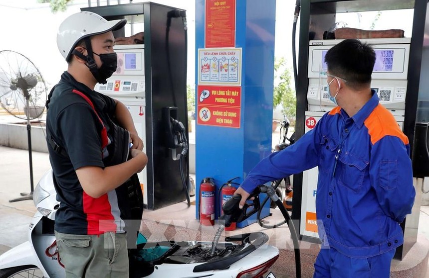 Mua bán xăng dầu tại cửa hàng kinh doanh xăng dầu thuộc Tập đoàn xăng dầu Việt Nam (Petrolimex). Ảnh: Trần Việt - TTXVN
