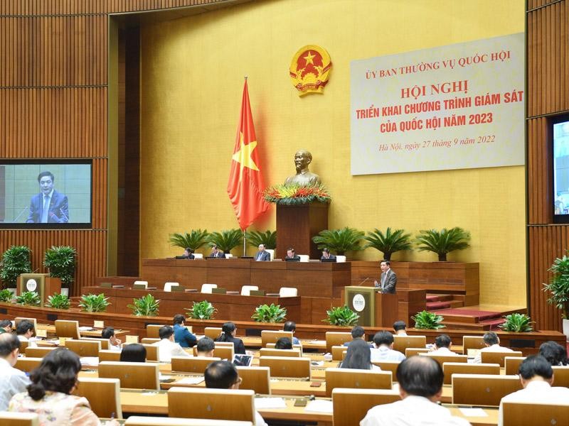 Tổng thư ký Quốc hội Bùi Văn Cường báo cáo tại hội nghị.