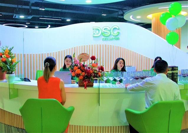 Công ty Cổ phần Chứng khoán DSC bị phạt hành chính 175 triệu đồng vì cho Thành viên Hội đồng quản trị vay sai quy định.