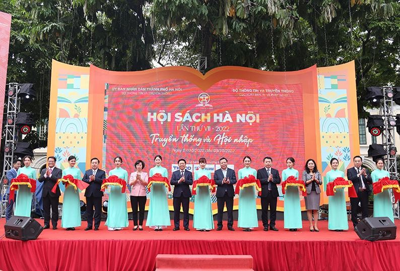 Các đại biểu cắt băng khai mạc Hội Sách Hà Nội lần thứ VII năm 2022.