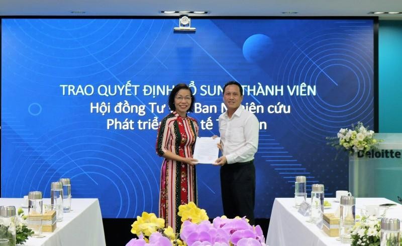 Bà Hà Thu Thanh nhận quyết định trở thành thành viên của Ban Nghiên cứu phát triển kinh tế tư nhân
