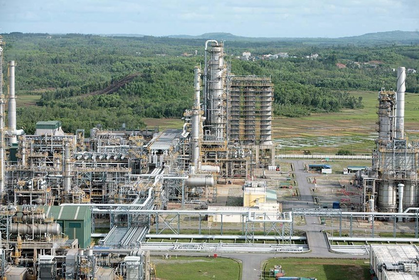 Nhà máy Lọc dầu Dung Quất, công trinh có quy mô 148.000 thùng/ngày, được đưa vào vận hành thương mại từ năm 2009.