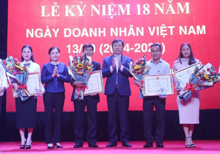 Tại hội nghị, UBND tỉnh Phú Yên đã tặng bằng khen cho 15 doanh nhân tiêu biểu năm 2022 có thành tích xuất sắc trong đóng góp phát triển của tỉnh Phú Yên. Nguồn: PYO