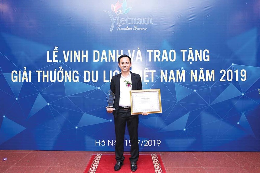 Ông Đỗ Văn Thức đại diện Đất Việt Tour nhận chứng nhận “Top 10 doanh nghiệp kinh doanh dịch vụ lữ hành nội địa tốt nhất Việt Nam 2019” của Bộ Văn hóa, Thể thao và Du lịch.