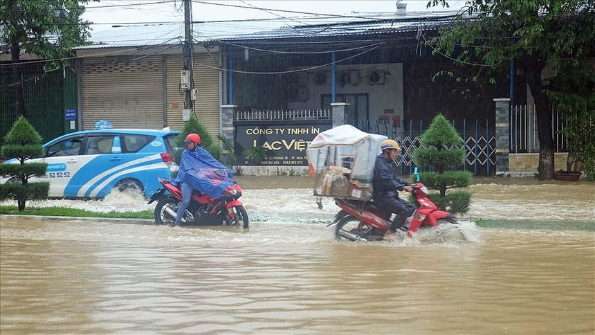 Đường 23 tháng 10, đoạn qua thôn Phú Trung, xã Vĩnh Thạnh (Nha Trang) thường xuyên bị ngập sâu khi có mưa, lũ lớn Ảnh: Nhiệt Băng