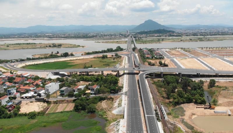 KKT Nam Phú Yên có diện tích 20.730 ha, giảm 250 ha so với trước đây do cập nhật lại ranh giới tuyến đường bộ cao tốc Bắc - Nam theo báo cáo nghiên cứu khả thi đã được Bộ Giao thông Vận tải thỏa thuận với địa phương.