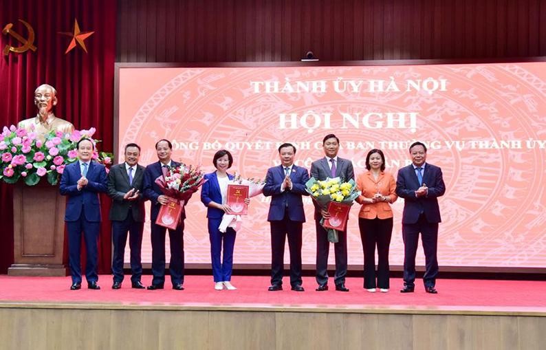 Thường trực Thành ủy Hà Nội tặng hoa chúc mừng ba đồng chí nhận nhiệm vụ mới. (Ảnh: Thanh Hải) 
