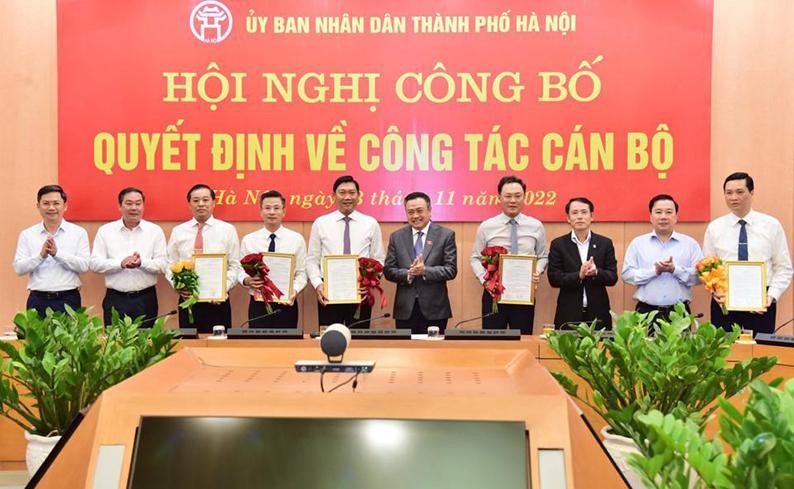 Chủ tịch UBND Thành phố Hà Nội Trần Sỹ Thanh và các đồng chí lãnh đạo UBND Thành phố Hà Nội tặng hoa chúc mừng các đồng chí nhận nhiệm vụ mới. (Ảnh: Viết Thành)