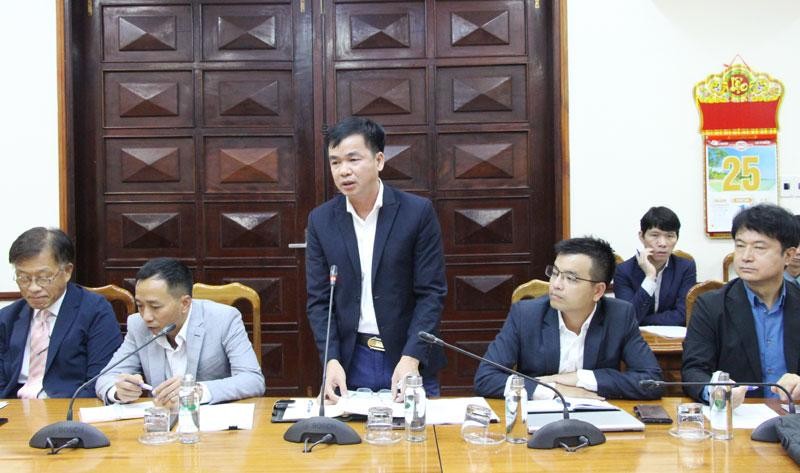 Đại diện Liên danh nhà thầu MC-HDEC-CC1 báo cáo tình hình triển khai Dự án Nhà máy Nhiệt điện Quảng Trạch 1. Nguồn: quangbinh.gov.vn