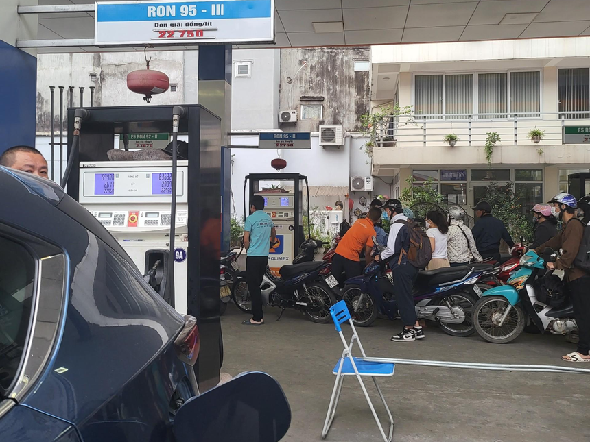 Sáng 7/11, tại cây xăng tại 69 Lạc Trung, Vĩnh Tuy (Hà Nội) bán xăng không quá 500.000 đồng/xe ô tô.