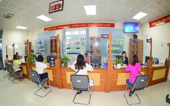 Giao dịch, tiếp nhận và trả kết quả hồ sơ giải quyết thủ tục hành chính tại Bộ phận "một cửa" Bảo hiểm Xã hội Thành phố Hà Nội.