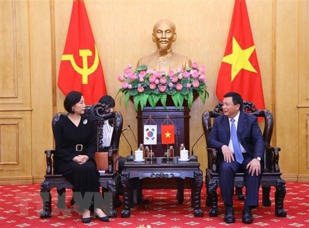 Giám đốc Học viện Chính trị quốc gia Hồ Chí Minh Nguyễn Xuân Thắng tiếp Đại sứ Hàn Quốc tại Việt Nam Oh Young-ju. (Ảnh: Văn Điệp/TTXVN)