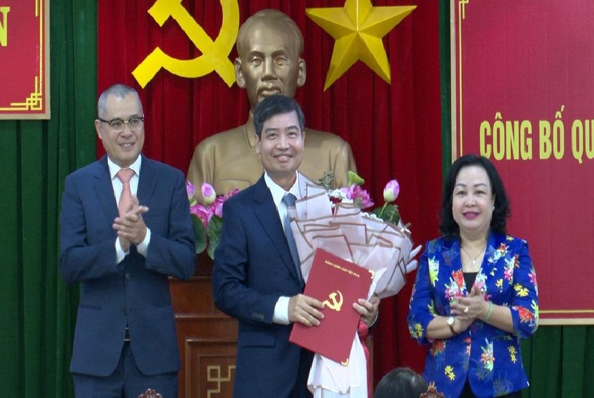 Tỉnh ủy Phú Yên tặng hoa chúc mừng ông Tạ Anh Tuấn (đứng giữa) giữ chức Phó bí thư Tỉnh ủy Phú Yên.