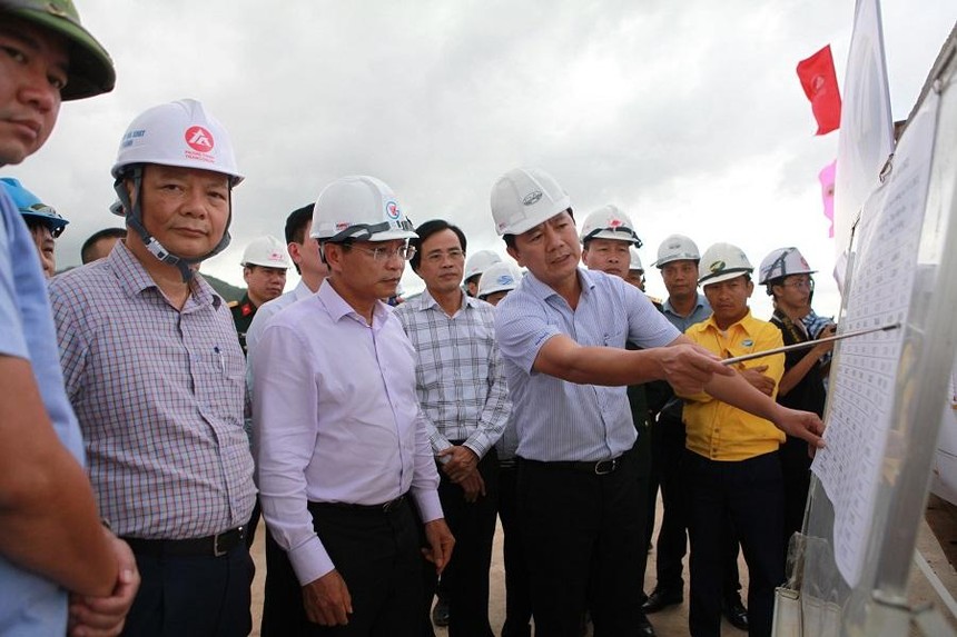 Bộ trưởng Nguyễn Văn Thắng nghe Ban quản lý dự án Thăng Long báo cáo tiến độ thi công cao tốc Mai Sơn - Quốc lộ 45. 