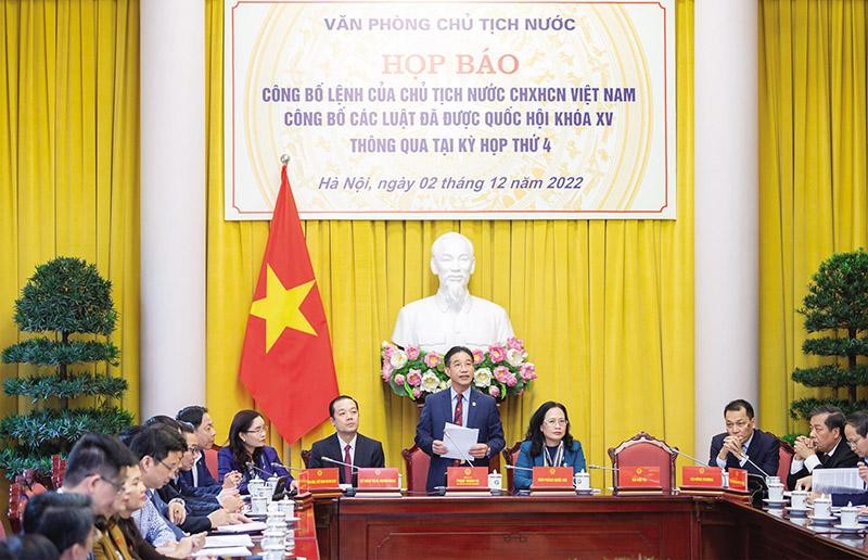 Phó chủ nhiệm Văn phòng Chủ tịch nước Phạm Thanh Hà công bố lệnh của Chủ tịch nước công bố các luật đã được Kỳ họp thứ tư, Quốc hội khóa XV thông qua 