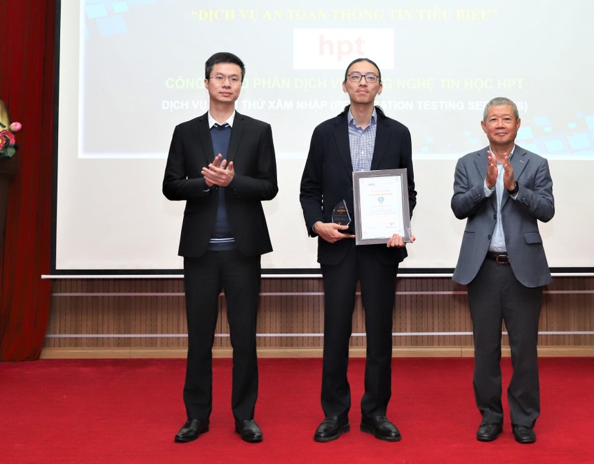 Ông Nguyễn Thành Hưng – Chủ tịch Hiệp hội An toàn thông tin Việt Nam – trao chứng nhận cho HPT