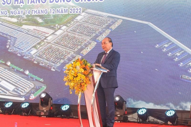 Chủ tịch nước Nguyễn Xuân Phúc phát biểu chỉ đạo tại Lễ khởi công Dự án Đầu tư xây dựng bến cảng Liên Chiểu - Phần cơ sở hạ tầng dùng chung. Ảnh: P.V