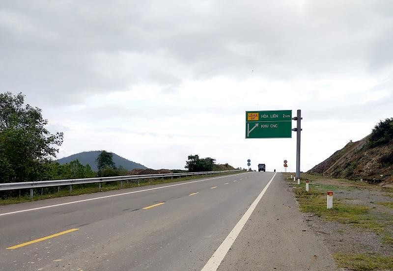 Cao tốc La Sơn - Túy Loan đã hoạt động được 8 tháng nhưng đến nay vẫn còn 47 hộ dân chưa được bố trí tái định cư. Ảnh: T.C 