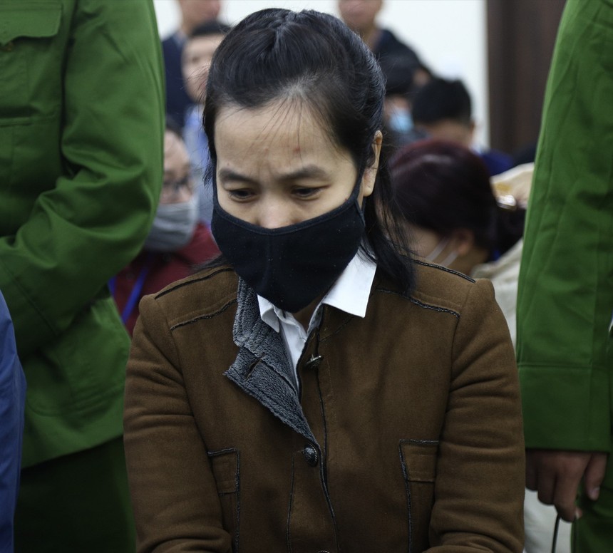 Nguyễn Thị Hà Thành bị cáo buộc lừa đảo chiếm đoạt tài sản của một số cá nhân và 3 ngân hàng, lên tới hơn 433 tỷ đồng.