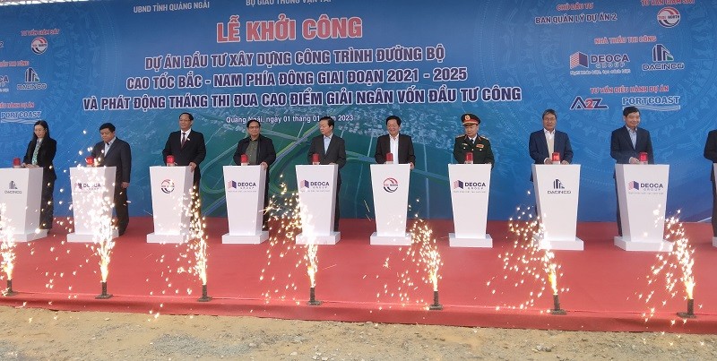 Thủ tướng Phạm Minh Chính và các đại biểu thực hiện nghi thức khởi công Dự án.