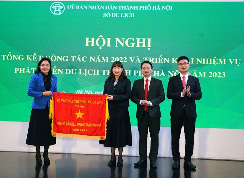Thứ trưởng Bộ Văn hóa, Thể thao và Du lịch Trịnh Thị Thủy tặng Cờ thi đua cho Sở Du lịch Hà Nội. 