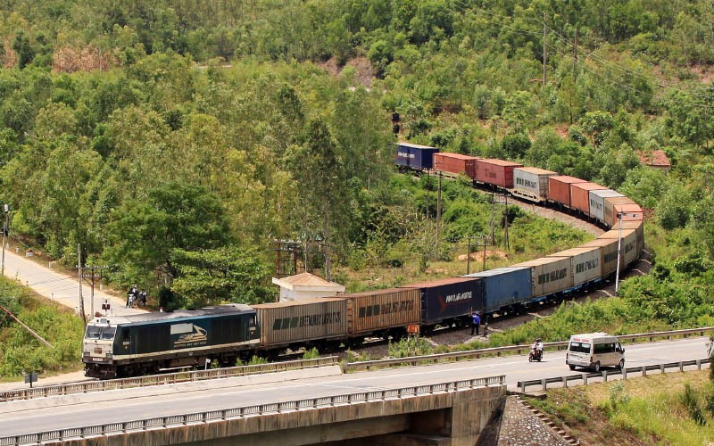 Một đoàn tàu chở container trên tuyến đường sắt Bắc - Nam của Tổng công ty Đường sắt Việt Nam. 