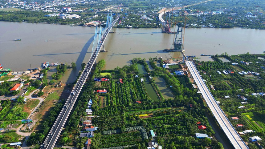Thi công cầu Mỹ Thuận 2, chuẩn bị đấu nối cao tốc Bắc Nam. Ảnh: Lê Toàn 