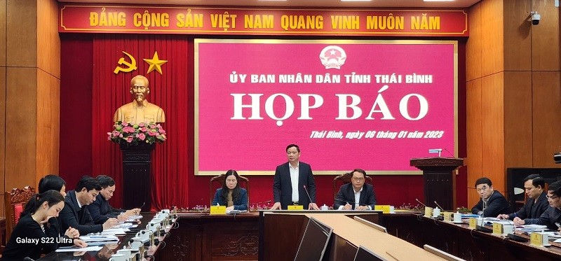 Phó Bí thư Tỉnh ủy, Chủ tịch UBND tỉnh Thái Bình Nguyễn Khắc Thận phát biểu tại buổi họp báo. 