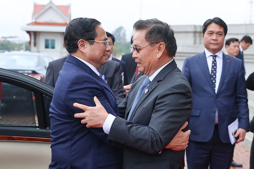 Chủ tịch Quốc hội Lào Saysomphone Phomvihane vui mừng đón Thủ tướng Phạm Minh Chính đến Nhà Quốc hội Lào. (Ảnh: Nhật Bắc)