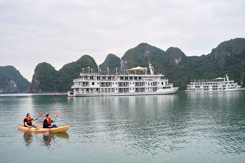 Du khách quốc tế ưa chuộng tour ngắn ngày truyền thống bao gồm trải nghiệm du thuyền trên Vịnh Hạ Long.