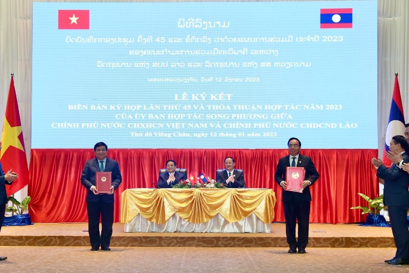 Thủ tướng Chính phủ hai nước chứng kiến lễ ký Biên bản Kỳ họp và Thỏa thuận về hợp tác song phương Việt - Lào năm 2023 (Ảnh Đức Trung)