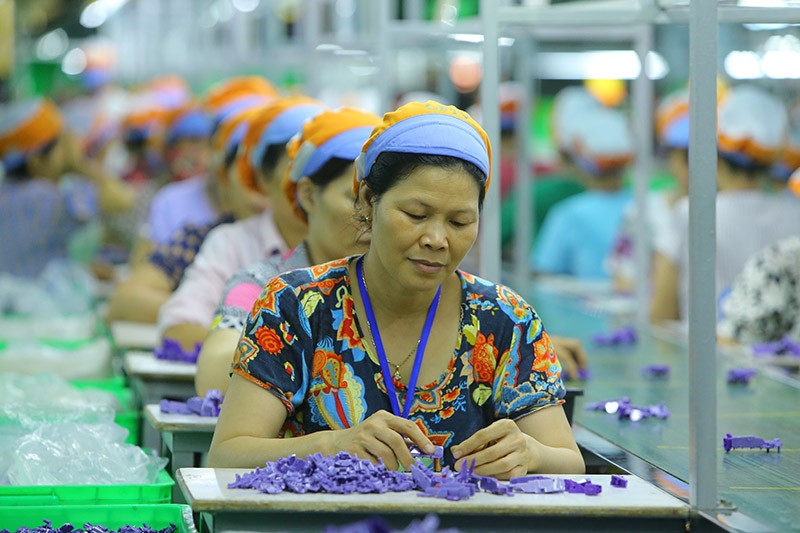 Tăng trưởng kinh tế của Việt Nam trong năm 2023 sẽ phụ thuộc đáng kể vào thị trường xuất khẩu. Trong ảnh: Sản xuất phụ kiện phục vụ sản xuất hàng xuất khẩu tại một doanh nghiệp ở Việt Nam. Ảnh: Đức Thanh