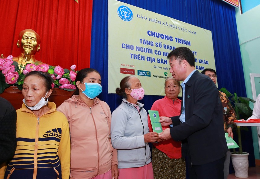 Tổng giám đốc BHXH Việt Nam Nguyễn Thế Mạnh trao tặng sổ BHXH cho đồng bào nghèo miền Trung
