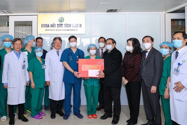 Thủ tướng Chính phủ tặng quà cho các y, bác sĩ tại Bệnh viện Hữu nghị Việt Đức.