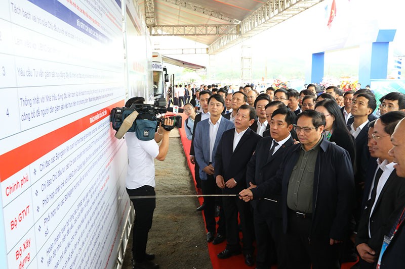 Thủ tướng Phạm Minh Chính chỉ đạo chủ đầu tư, nhà thầu tăng cường các biện pháp rút ngắn thời gian thi công Dự án cao tốc Quảng Ngãi - Hoài Nhơn