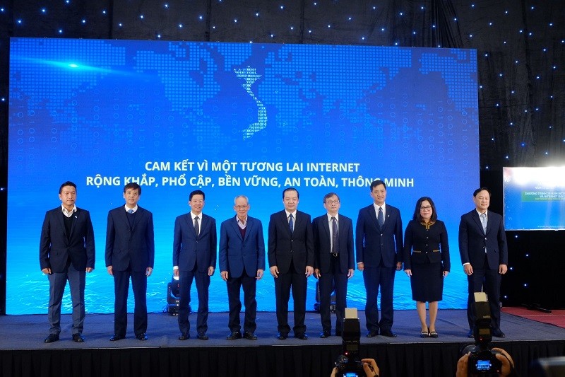 Ông Mai Liêm Trực (thứ tư từ trái sang), ông Vũ Hoàng Liên (thứ tư từ phải sang) - những người được đánh giá là có ảnh hưởng lớn nhất đến sự phát triển Internet tại Việt Nam giai đoạn 1997-2017, trong Lễ kỷ niệm 25 năm Internet tại Việt Nam, tháng 12/2022