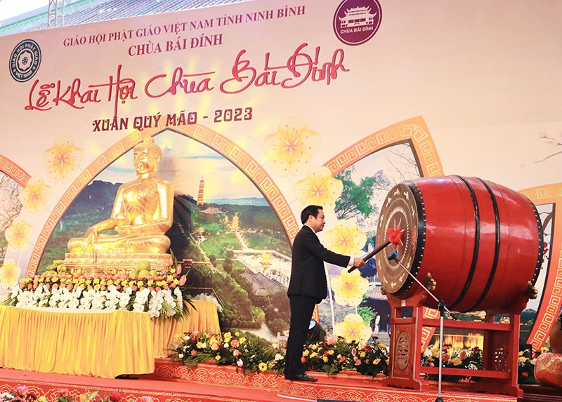 Chủ tịch UBND tỉnh Ninh Bình Phạm Quang Ngọc gióng trống khai hội chùa Bái Đính