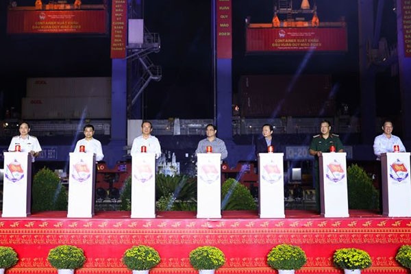 Thủ tướng Phạm MInh Chính (thứ tư từ trái qua) cùng lãnh đạo TP.HCM phát lệnh xuất khẩu lô hàng đầu xuân Quý Mão 2023