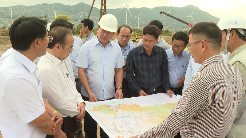 Ông Trần Quốc Nam, Chủ tịch UBND tỉnh Ninh Thuận trong lần kiểm tra tiến độ triển khai Dự án đường nối cao tốc Bắc – Nam với Quốc lộ 1A và Cảng biển tổng hợp Cà Ná. Nguồn: NTV