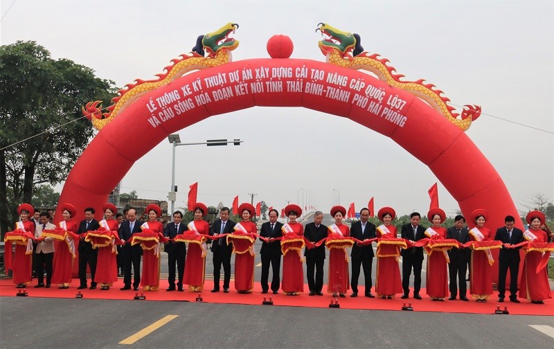 Các đồng chí lãnh đạo trung ương, lãnh đạo tỉnh Thái Bình, TP. Hải Phòng cắt băng thông xe kỹ thuật Dự án cải tạo, nâng cấp Quốc lộ 37 đoạn qua địa phận tỉnh Thái Bình và cầu sông Hóa.