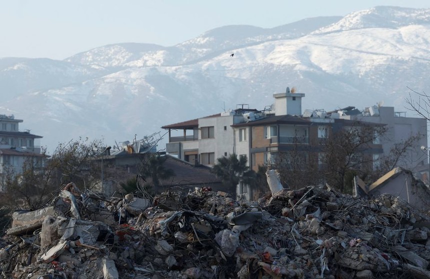 Đống đổ nát ngổn ngang sau trận động đất ở Hatay, Thổ Nhĩ Kỳ. Ảnh: Reuters
