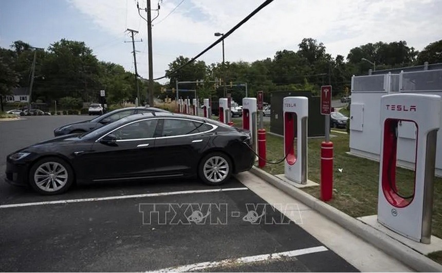 Xe điện của Tesla tại một trạm sạc điện ở Arlington, bang Virginia (Mỹ). Ảnh: AFP/TTXVN
