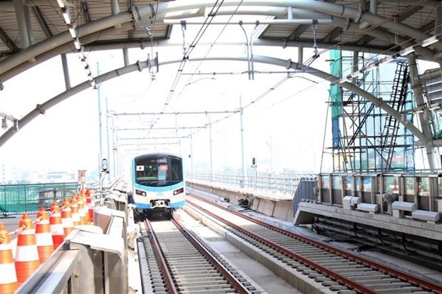 Tàu metro số 1 rời ga Bình Thái trong buổi chạy thử nghiệm. (Ảnh: Tiến Lực/TTXVN)