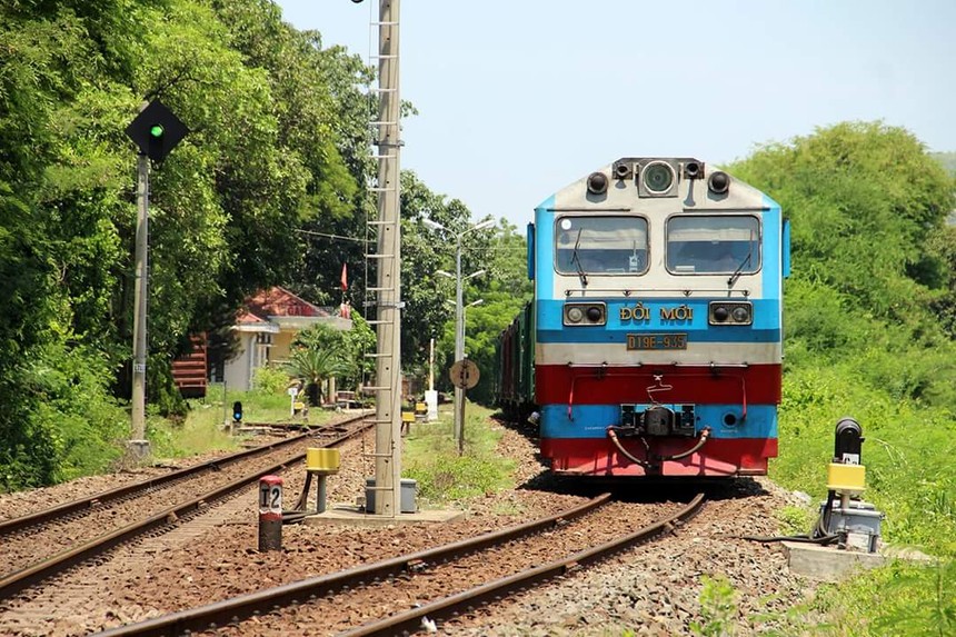 Một đoàn tàu chạy tuyến Bắc - Nam của Tổng công ty Đường sắt Việt Nam