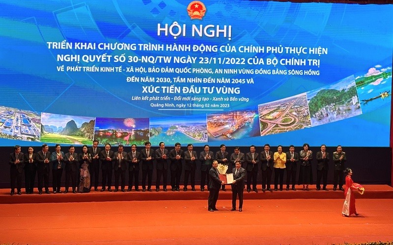 Chủ tịch UBND tỉnh Thái Bình Nguyễn Khắc Thận trao giấy chứng nhận đăng ký đầu tư cho Công ty TNHH Compal Electronics (Việt Nam)