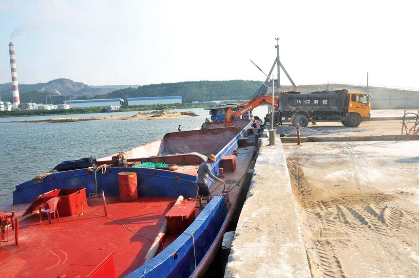 Cảng Ninh Phúc được đầu tư trên đất của Tổng công ty Vận tải thủy thuê của Nhà nước. Ảnh: A.M