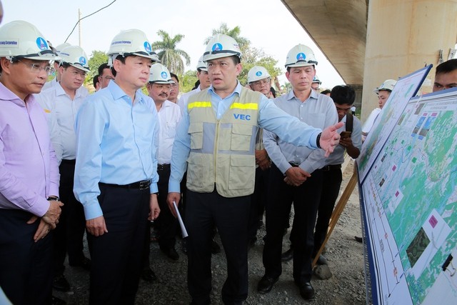 Phó Thủ tướng Trần Hồng Hà nghe báo cáo về những vướng mắc, khó khăn của dự án cao tốc Bến Lức – Long Thành - Ảnh: VGP/Minh Khôi.